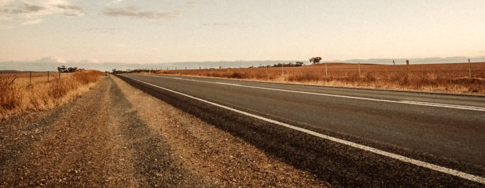 Route droite dans la plaine